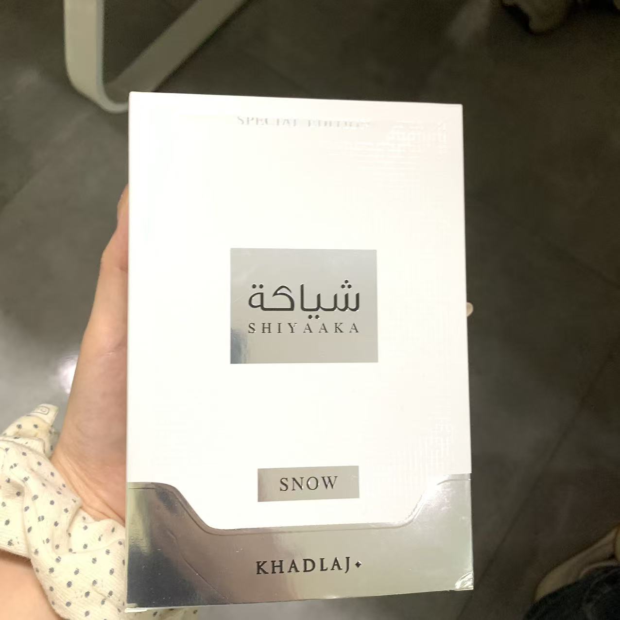 Jeans - KHADLAJ, een neutrale parfum in witte